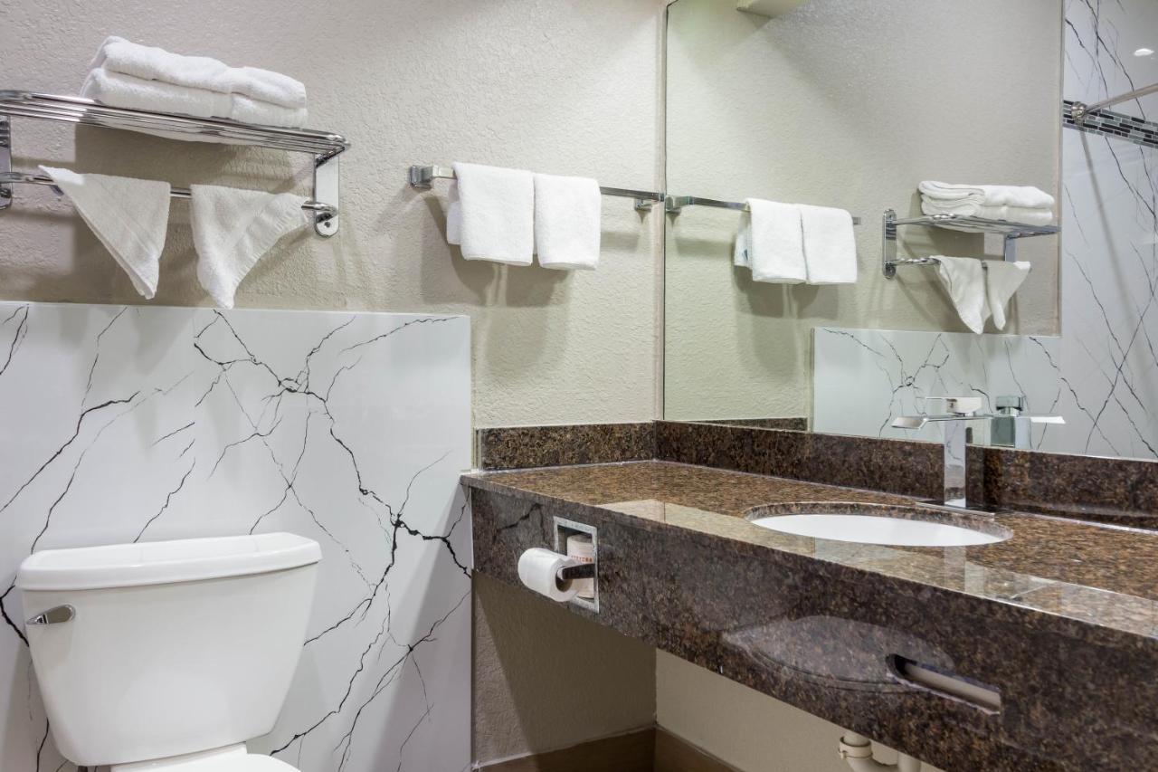 Scottish Inn And Suites Baytown Bagian luar foto