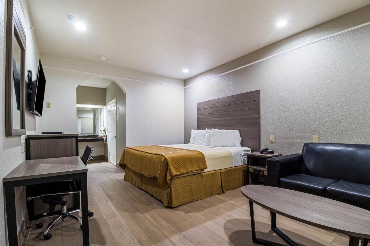 Scottish Inn And Suites Baytown Bagian luar foto